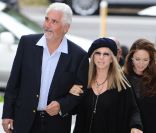 Barbra Streisand et James Brolin arrivent au dîner organisé par Chanel en faveur d'une organisation pour la défense de l'environnement, le 4 juin 2011 à Malibu 