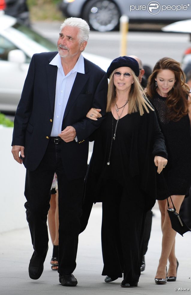 Barbra Streisand et James Brolin arrivent au dîner organisé par Chanel en faveur d'une organisation pour la défense de l'environnement, le 4 juin 2011 à Malibu 