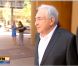 DSK sort de chez son avocat entouré d'Anne Sinclair, son épouse. 