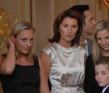 Cécilia Attias entouré de ses enfants Judith, Jeanne-Marie et Louis 