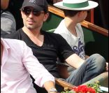 Gad Elmaleh et son fils Noé lors de la finale du tournoi de Roland-Garros, le 5 juin 2011.