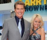 David Hasselhoff et Hayley Roberts à l'occasion de l'avant-première anglaise de  Il n'est jamais trop tard , au Westfield Centre de Londres, le 6 juin 2011.