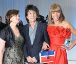 Cherie Blair, Ronnie Wood et Ana Araujo à l'occasion de l'avant-première anglaise de  Il n'est jamais trop tard , au Westfield Centre de Londres, le 6 juin 2011.