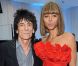 Ronnie Wood avec sa jeune fiancée (qui copie Anna Wintour), pour Tom Hanks !
