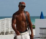 L'acteur Shemar Moore de Esprits Criminels sur la plage à Miami le 7 juin 2011
 &nbsp; 