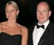 Charlene Wittstock lors de l'une de ses premières apparitions au bras du prince, en mai 2006. Simple robe noire à bretelle, cheveux attachés en queue-de-cheval, elle reste simple et ne prend pas trop de risques... 