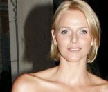 Une robe trop banale, un carré franc et un sourire éclatant, Charlene Wittstock cherche toujours son style propre. Décembre 2007. 