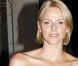 Une robe trop banale, un carré franc et un sourire éclatant, Charlene Wittstock cherche toujours son style propre. Décembre 2007. 