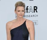 Elle commence à s'affirmer ! Charlene ose la robe asymétrique pour briller lors de l'AmfAR en mai 2009. Bravo pour le chignon rock qui dynamise la tenue. 