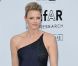 Elle commence à s'affirmer ! Charlene ose la robe asymétrique pour briller lors de l'AmfAR en mai 2009. Bravo pour le chignon rock qui dynamise la tenue. 