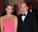 Charlene Wittstock brille en longue robe bustier colorée et prend quelques risques en portant un vieux rose au bras de son compagnon. En mai 2010 