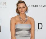 Encore une robe bustier pour Charlene qui prend des accents hollywoodiens en mai 2010 