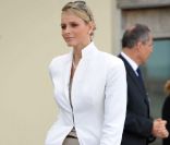 Revoilà le tailleur et la veste cintrée que l'on aime tant sur Charlene ! Une allure contemporaine et dynamique qui lui va comme un gant ! Mars 2011 