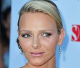 Un make-up dicret qui la met en valeur, un tein hâlé, en mai 2011, Charlene Wittstock est déjà une star ! 