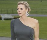Charlene Wittstock, à quatre mois de son mariage en mars 2011 s'affirme côté style pour nous en mettre plein la vue 