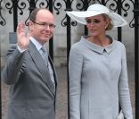 Au bras de son prince, Charlene Wittstock est radieuse pour assister au mariage de Kate de William en avril 2011 