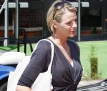 Charlene Wittstock accompagne le pince Albert dans l'un de ses déplacement en 2009. Un look de ville trop neutre.