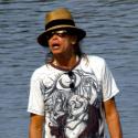 Steven Tyler : En vacances avec son amoureuse, il soigne son look de plage !