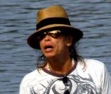 Steven Tyler : En vacances avec son amoureuse, il soigne son look de plage !