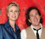 Ian Brennan au centre entouré de Jane Lych et de Jessalyn Gilsig de Glee