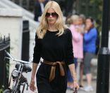 Comme à son habitude Claudia Schiffer est au top ! Même si l'hiver est fini, le mannequin est hyper tendance avec son long pull en cachemire (probablement une pièce de la collection qu'elle a lancé avec l'Allemand Iris von Arnim). Londres, 10 juin 2011 