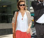Jessica Alba, enceinte, est sublime avec son sarouel orangée. Toujours fashion, l'actrice sait encore une fois accorder les couleur pour un style bohème chic. New York, 6 juin 2011  