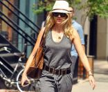 Naomi Watts réussit un pari osé : rendre fashion une simple combinaison en coton ! Et pour cela, elle booste sa tenue avec des accessoires bien choisis comme un panama, une ceinture et des derby camel. New York, 8 juin 2011<br />