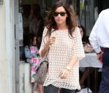 Ashley Tisdale est une vraie fashionista avec son slim, sa blouse style seventies et ses magnifiques boots. Los Angeles, 8 juin 2011 