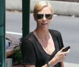 Charlize Theron dans les rues de Los Angeles dans un total look noir fait du shopping avec une amie