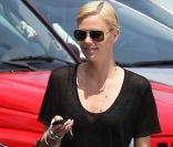 Charlize Theron dans les rues de Los Angeles dans un total look noir fait du shopping avec une amie