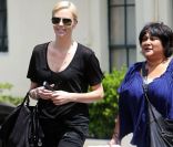 Charlize Theron dans les rues de Los Angeles dans un total look noir fait du shopping avec une amie