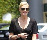 Charlize Theron dans les rues de Los Angeles dans un total look noir fait du shopping avec une amie