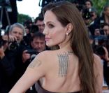Angelina Jolie a tatoué à son bras gauche les coordonnées des lieu de naissance de ses six enfants. Cannes, 16 mai 2011 