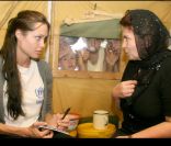 Angelina Jolie en 2003 en Russie en tant qu'ambassadrice de l'Agence des Nations-Unies pour les réfugiés