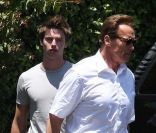 Arnold Schwarzenegger et son fils Patrick, à Los Angeles, le 2 juin 2011.