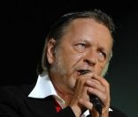 Renaud a, avant Eve Angeli, critiqué Les Enfoirés !