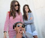 JoeyStarr et Victoria Olloqui (en pull rayé) sur le tournage du premier film  L'amour dure 3 ans de Frédéric Beigbeder à Guethary, Pays Basque près de Biarritz, aux  environs du 1er juin 2011