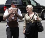 Pink est aux anges avec son mari Carey Hart et sa petite fille Willow Sage, née le 2 juin 2011. Los Angeles, 15 juin 2011