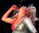 Première tournée mondiale pour Britney Spears en 2000 avec le  Oops!... I Did It Again World Tour . 