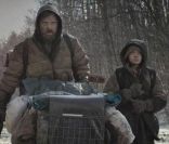 Dans le film La Route, Viggo Mortensen fait tout pour que son fils survive malgré la cruauté de la réalité. Poignant.