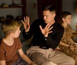 Brad Pitt, père exigeant et sévère dans The Tree of Life