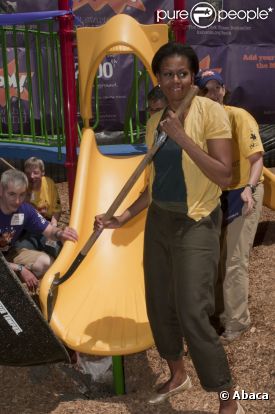 Michelle Obama le 16 juin 2011 à Washington, a supervisé un chantier avec le sourire !