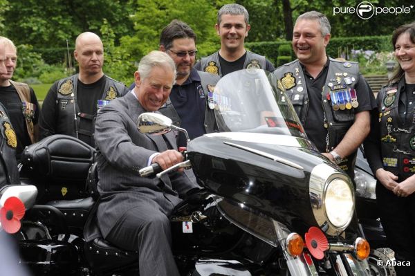 Le 17 juin 2011, le prince Charles recevait à Clarence House une petite centaine de membres du club de bikers de la Royal British Legion. L'occasion pour lui, qui craint toujours de voir ses fils adorer la moto, de se mettre derrière le guidon !