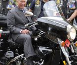 Le 17 juin 2011, le prince Charles recevait à Clarence House une petite centaine de membres du club de bikers de la Royal British Legion. L'occasion pour lui, qui craint toujours de voir ses fils adorer la moto, de se mettre derrière le guidon !