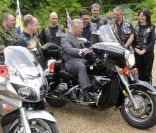 Le 17 juin 2011, le prince Charles recevait à Clarence House une petite centaine de membres du club de bikers de la Royal British Legion. L'occasion pour lui, qui craint toujours de voir ses fils adorer la moto, de se mettre derrière le guidon !