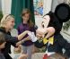 Laurence Ferrari sert la main au grand Mickey lors de son passage à Disneyland Paris pour faire partager un moment de bonheur aux enfants de l'association SOS villages d'enfants le dimanche 12 juin 2011 !