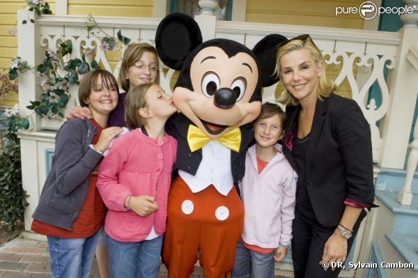 Laurence Ferrari à Disneyland Paris pour faire partager un moment de bonheur aux enfants de l'association SOS villages d'enfants le dimanche 12 juin 2011 ! Elle pose avec les enfants et la star du parc Mickey !