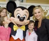 Laurence Ferrari à Disneyland Paris pour faire partager un moment de bonheur aux enfants de l\'association SOS villages d\'enfants le dimanche 12 juin 2011 ! Elle pose avec les enfants et la star du parc Mickey ! <br />