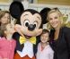 Laurence Ferrari radieuse avec Mickey pour offrir la féérie Disney aux enfants !