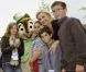 Les enfants tout sourire, Laurence Ferrari ont pris une photo avec Tic ou Tac. Laurence Ferrari était à Disneyland Paris pour faire partager un moment de bonheur aux enfants de l'association SOS villages d'enfants le dimanche 12 juin 2011 !